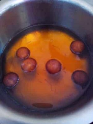 Kaala Gulab Jamun: A Deep-Fried Indian Dessert Delight - Plattershare - Recipes, food stories and food lovers Kaala Gulab Jamun: A Deep-Fried Indian Dessert Delight - Plattershare - Recipes, food stories and food lovers
