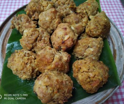 Kaleji Keema Balls: A Flavorful Mutton Recipe - Plattershare - Recipes, food stories and food lovers Golden fried meatballs with crispy coating, served on a banana leaf for authentic flavor.