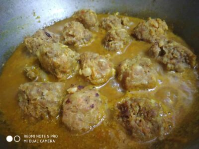 Kaleji Keema Balls: A Flavorful Mutton Recipe - Plattershare - Recipes, food stories and food lovers Savory meatballs cooking in spicy curry sauce.