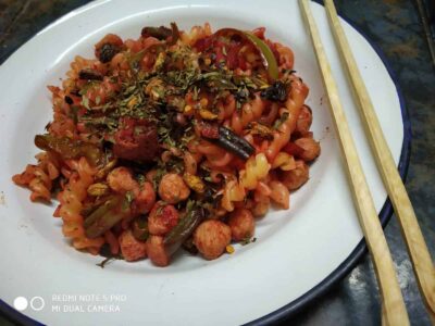 Flavorful Vegetable Pasta with Crispy Garlic & Herbs - Plattershare - Recipes, food stories and food lovers Colorful spicy noodle salad with vegetables, herbs, and crushed peanuts on a white plate.