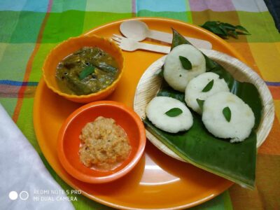 Quick & Easy Instant Idli: A 3-Ingredient South Indian Delight - Plattershare - Recipes, food stories and food lovers Steamed idlis with chutney and sambhar, served on a colorful plate with green banana leaf garnish.