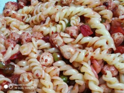 Flavorful Vegetable Pasta with Crispy Garlic & Herbs - Plattershare - Recipes, food stories and food lovers Savory pasta salad with spiral pasta, chicken meatballs, and vegetables in a flavorful sauce.