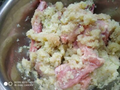 Authentic Bengali Chicken Rezala: A Rich and Flavorful Mughlai Dish - Plattershare - Recipes, food stories and food lovers Creamy mashed potatoes with chicken and herbs, ready for serving - a delicious comfort food.