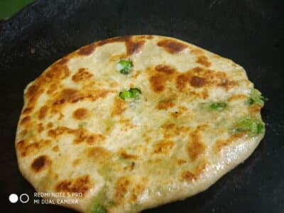 Spring Garlic Paratha (Step by Step Photos) - Plattershare - Recipes, food stories and food lovers