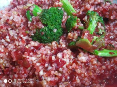 Quick & Healthy Dalia Porridge with Broccoli & Beetroot - Plattershare - Recipes, food stories and food lovers Steamed millet khichdi with broccoli and vegetables, a healthy vegan dish.