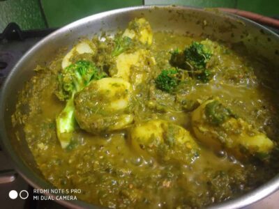Vibrant Palak Bahar: A Healthy Spinach and Broccoli Stir-Fry - Plattershare - Recipes, food stories and food lovers Spicy green vegetable curry with broccoli and potatoes in a savory sauce.