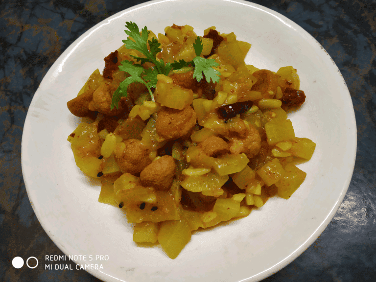 Bottle gourd with moong badi - Plattershare - Recipes, food stories and food lovers