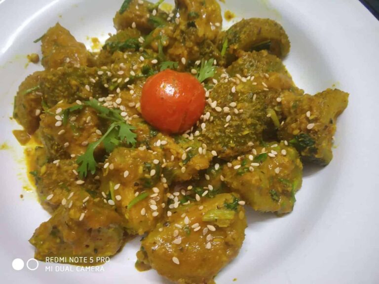 Savory Spiny Gourd with Cherry Tomatoes: A Simple Indian Side Dish - Plattershare - Recipes, food stories and food lovers Spicy Indian curry with vegetables, garnished with sesame seeds and cilantro.
