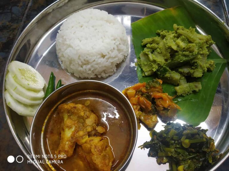 Bengali Mulo Makha (Mashed Radish with Mustard Oil) - Plattershare - Recipes, food stories and food lovers Steamed rice with various vegetable sabzis served on a traditional stainless steel platter.
