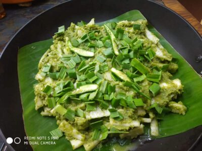 Bengali Mulo Makha (Mashed Radish with Mustard Oil) - Plattershare - Recipes, food stories and food lovers Fresh green chutney with chopped spring onions on banana leaf.