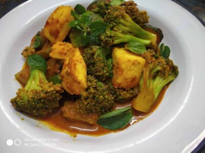 Healthy & Flavorful Zucchini and Broccoli Curry with Paneer - Plattershare - Recipes, food stories and food lovers Zucchini Curry
