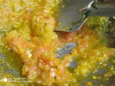 Creamy Green Pea Curry (Mattar Ka Nimona) - Plattershare - Recipes, food stories and food lovers Spicy tomato and shrimp curry cooking in a pan for delicious seafood meal.