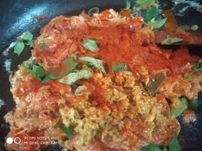 Fragrant Banana Leaf-Baked Fish with Coconut Milk - Plattershare - Recipes, food stories and food lovers Delicious cooked curry with spices, herbs, and fresh green leaves in a pan. Perfect for traditional Indian cuisine.