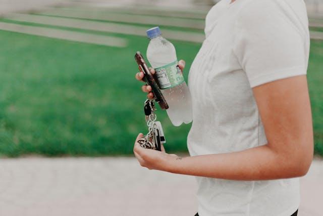 Meal Prep Tips for a Busy Moving Day - Plattershare - Recipes, food stories and food lovers A person holding car keys and a water bottle