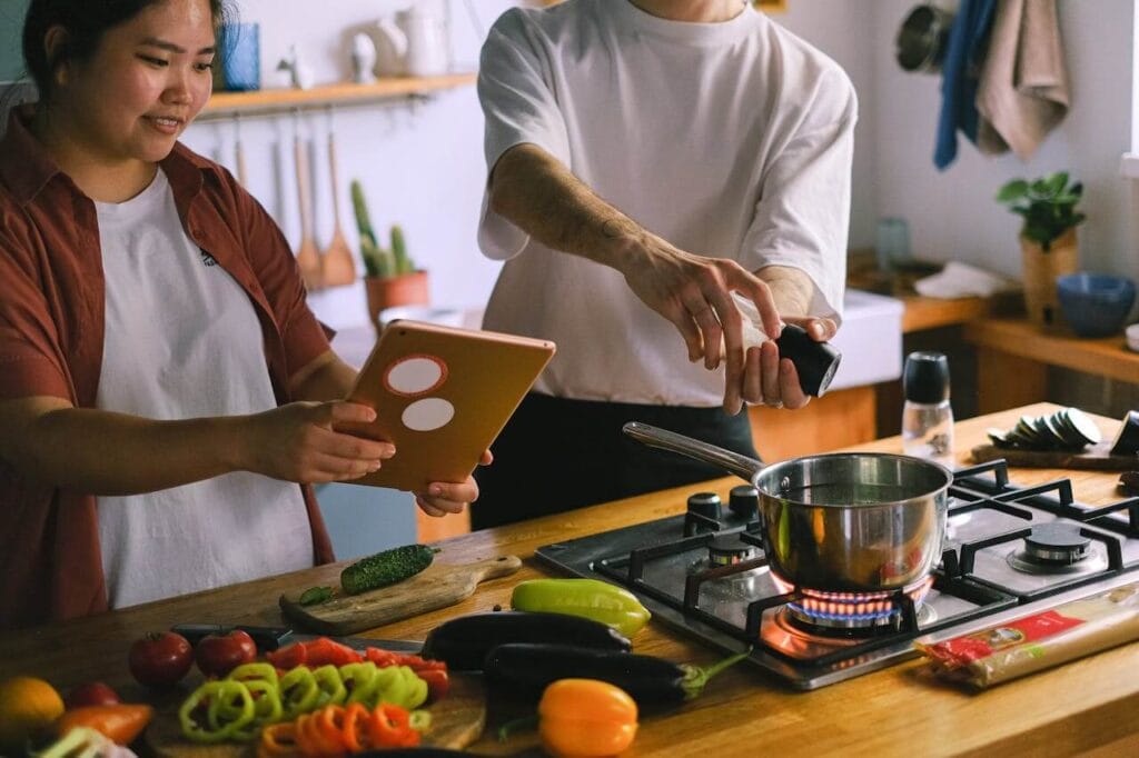 Quick One-Pot Recipes for the First Days After a Move - Plattershare - Recipes, food stories and food lovers Quick One-Pot Recipes for the First Days After a Move - a couple preparing a quick one-pot recipe in the kitchen