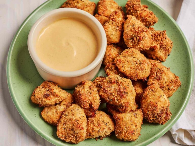 Ultra-Crunchy ITC Style Chicken Nuggets - Plattershare - Recipes, food stories and food lovers Crispy breaded chicken nuggets with creamy dipping sauce on a green plate. Perfect snack or meal for food lovers.