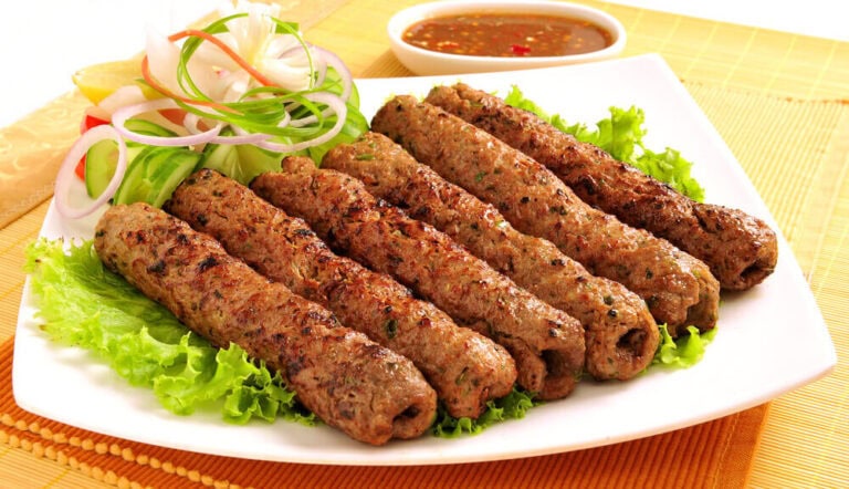 High-Protein Juicy Chicken Seekh Kebab - Plattershare - Recipes, food stories and food lovers Juicy grilled kebabs served with fresh vegetables and spicy dipping sauce.
