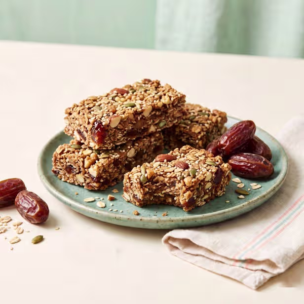 The Picky Eater Tiffin Rescue Guide - Plattershare - Recipes, food stories and food lovers Dates and Oats Energy Bars