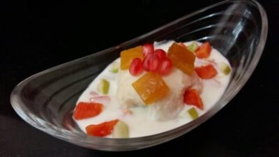 Sweet bread dumplings served with yogurt and fresh fruit toppings.