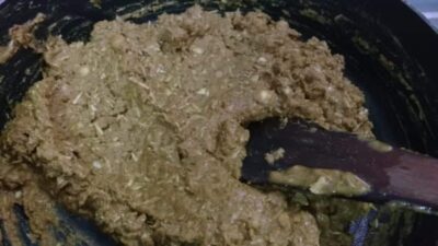 Traditional Gujarati postpartum sweet treat in a black bowl.