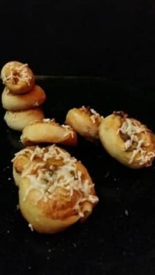 Cheesy Indian pull-apart rolls with melted cheese and crispy toppings.
