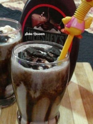 Delicious Oreo milkshake with creamy texture and chocolate flavor, topped with Oreo pieces and serve.