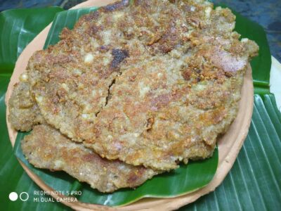 Crispy fried fish served on a banana leaf, perfect for seafood lovers and traditional cuisines.
