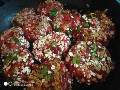 Succulent meatballs topped with tomato sauce and crushed oats for a healthy, delicious snack. Perfect for any meal or appetizer.