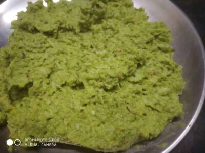 Creamy green mashed avocado for healthy eating and delicious recipes.